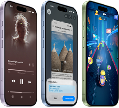 Šikmý pohled zepředu na tři iPhony 17 s viditelnými akčními tlačítky a tlačítky hlasitosti. Na displejích je vidět Apple Music, vizuální inteligence a hraní her